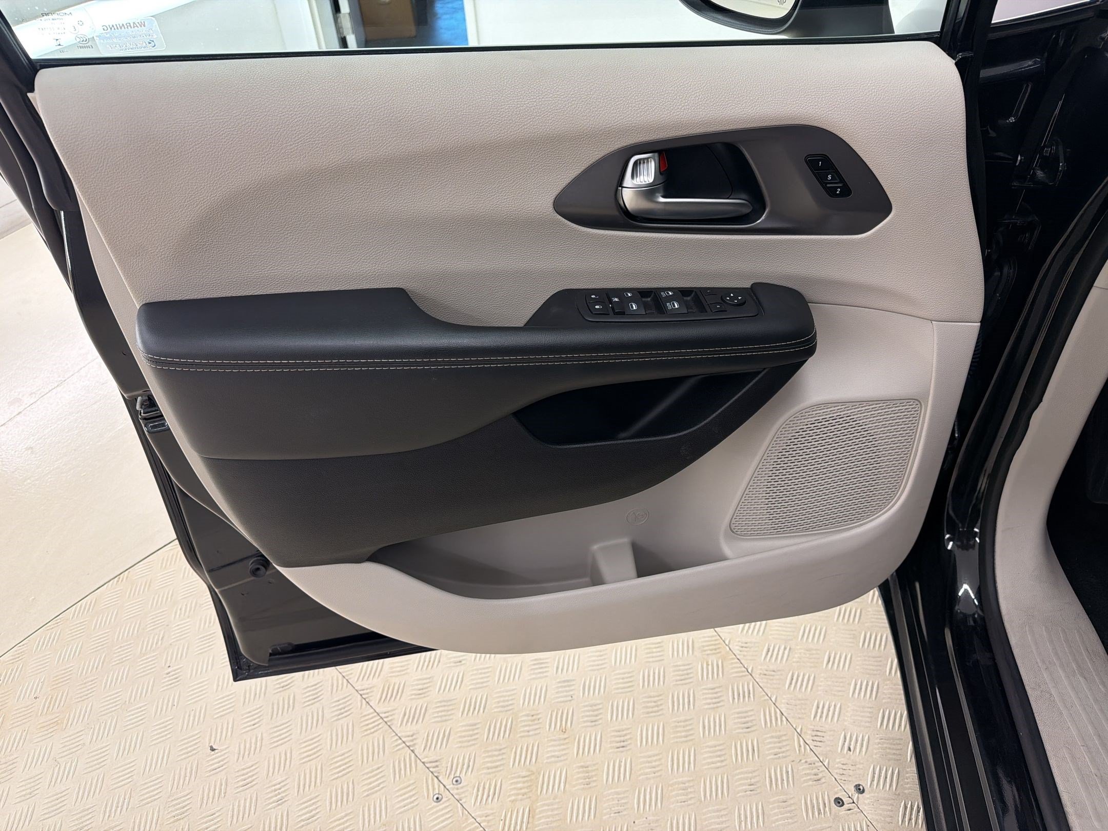 Used 2023 Chrysler Pacifica Touring-L FWD image 14