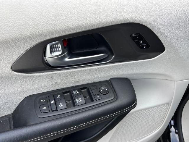 Used 2024 Chrysler Pacifica Touring-L FWD image 17