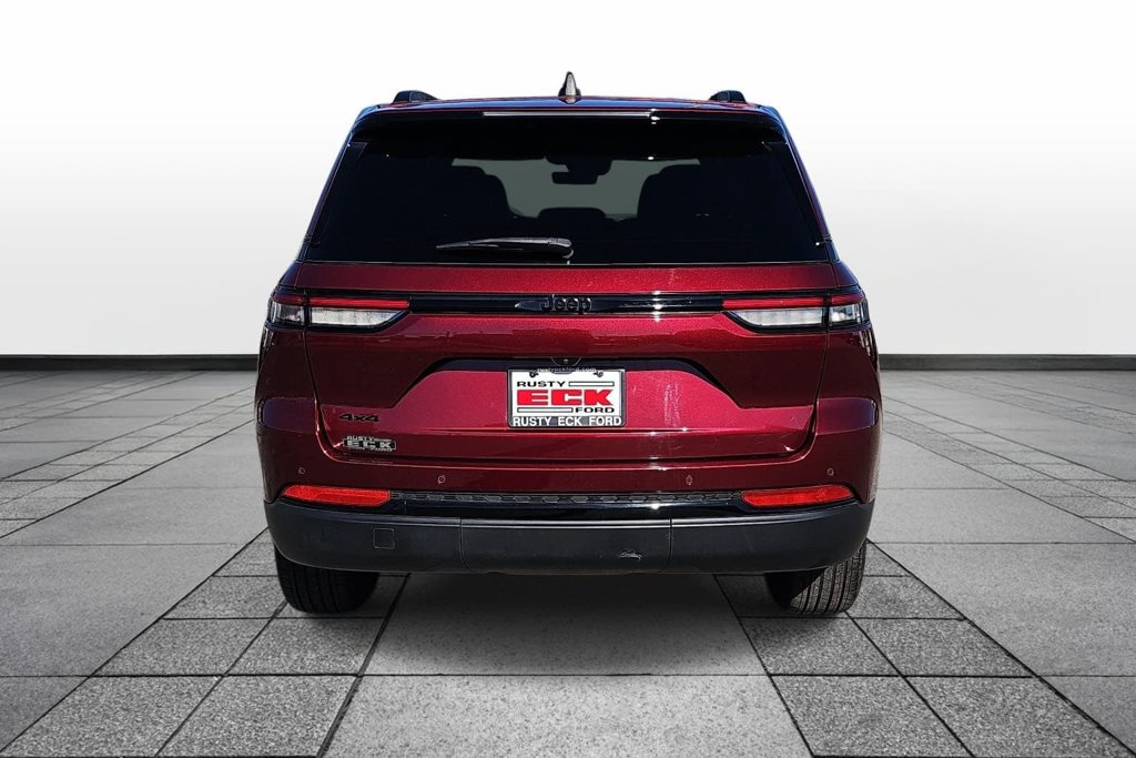 Used 2025 Jeep Grand Cherokee Altitude AWD/4WD image 6