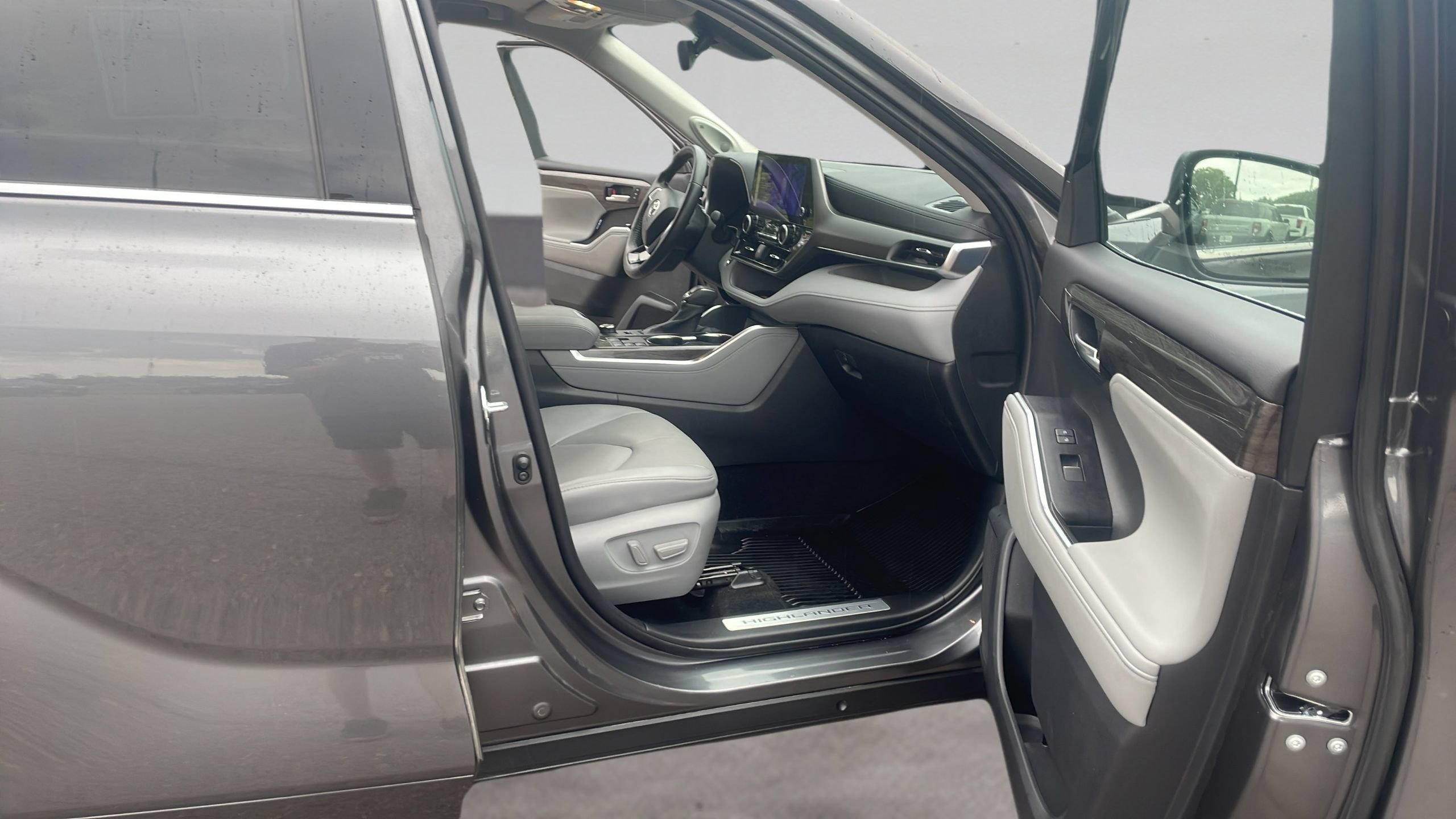 Used 2023 Toyota Highlander Limited AWD/4WD image 18