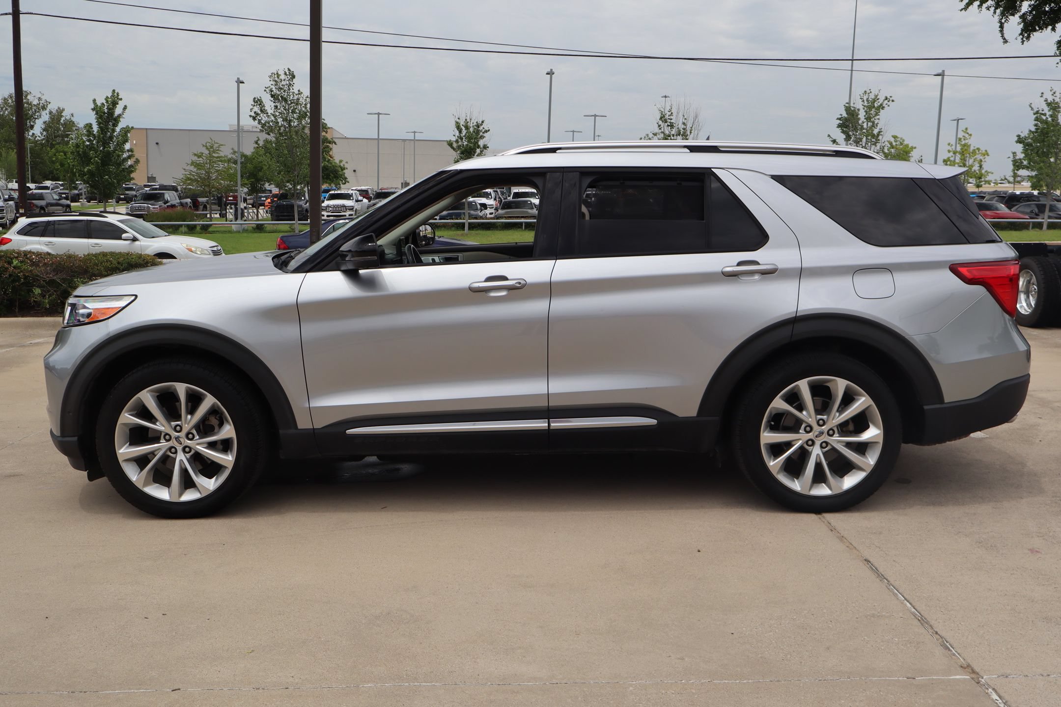 Certified 2022 Ford Explorer Platinum w/ Equipment Group 601A RWD image 7