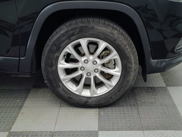 Used 2019 Jeep Cherokee Latitude w/ Cold Weather Group AWD/4WD image 11
