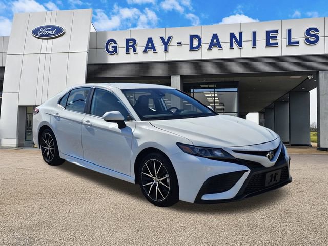 Used 2024 Toyota Camry SE image 1