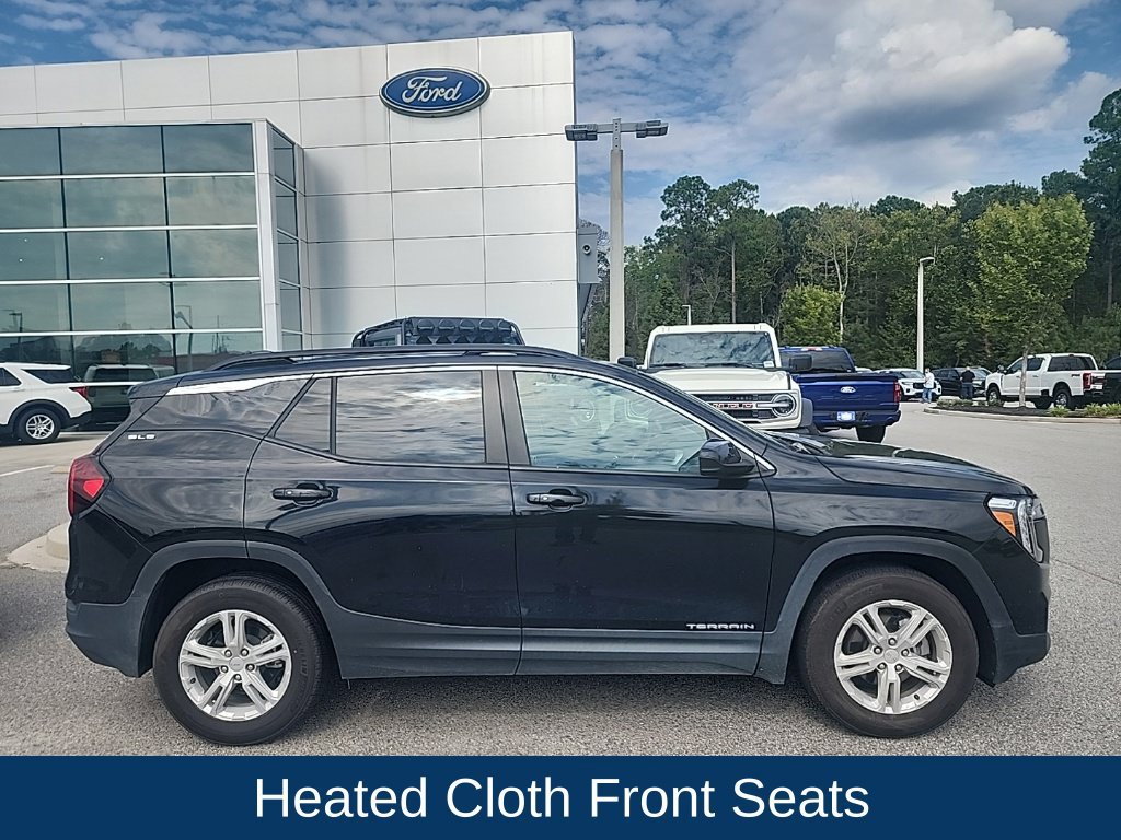 Used 2024 GMC Terrain SLE w/ Driver Convenience Package FWD image 2