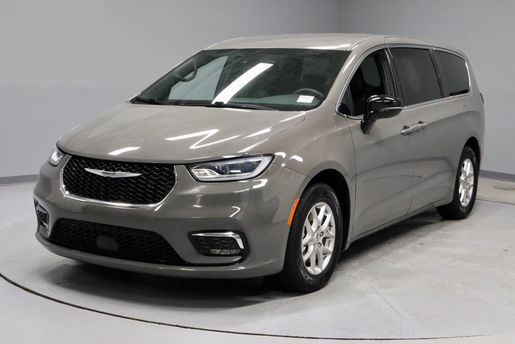 Used 2025 Chrysler Pacifica Select FWD image 8