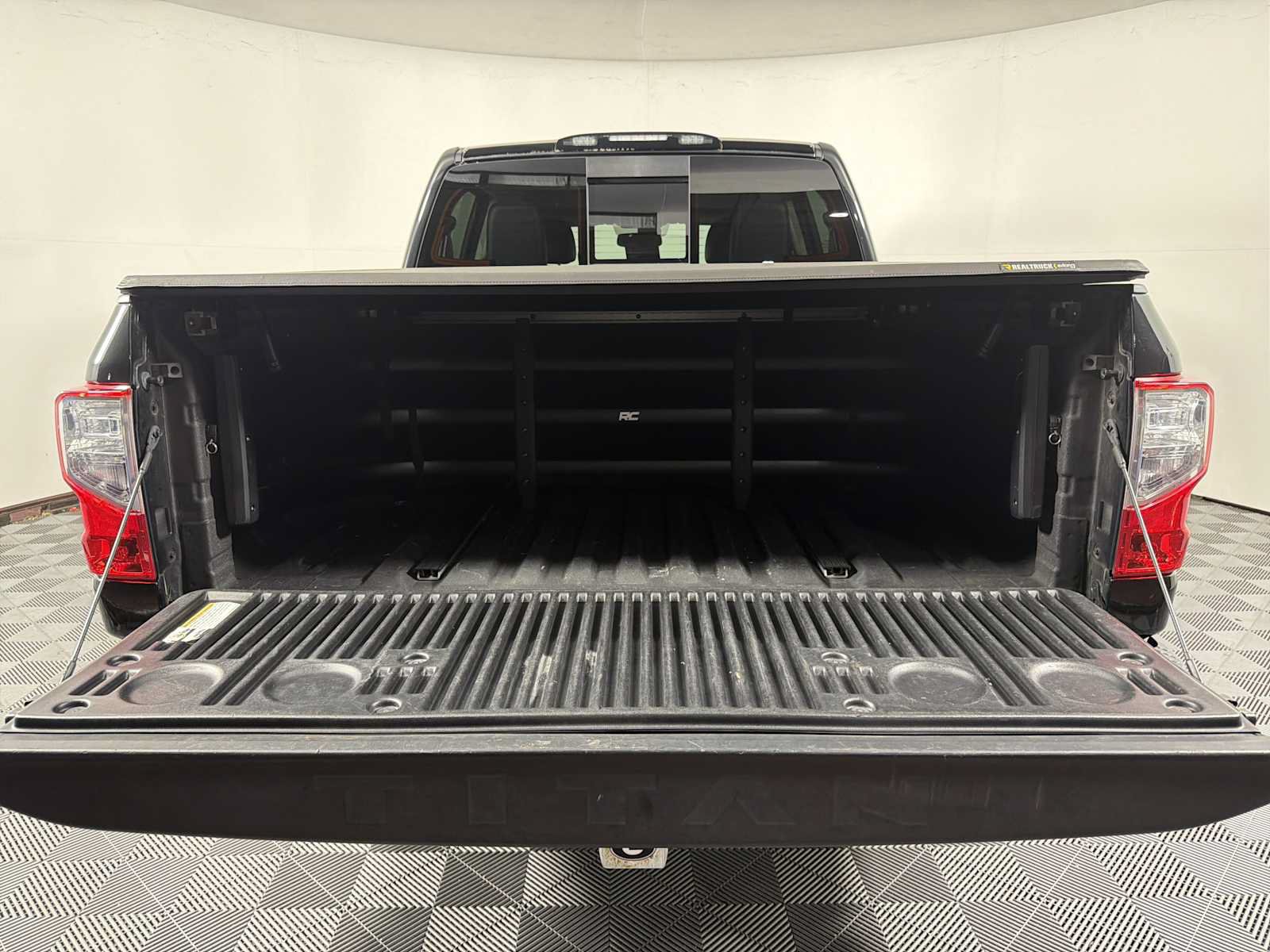 Used 2017 Nissan Titan SL RWD image 17