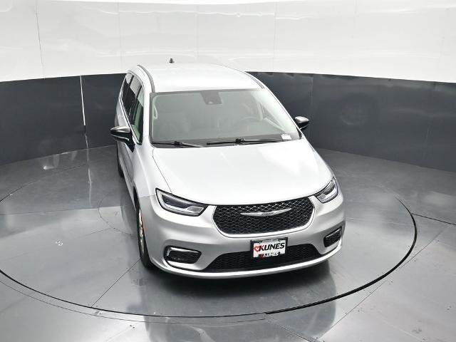 Used 2024 Chrysler Pacifica Touring-L image 40