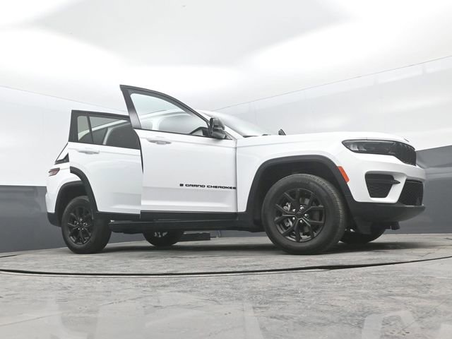Used 2024 Jeep Grand Cherokee Altitude AWD/4WD image 31