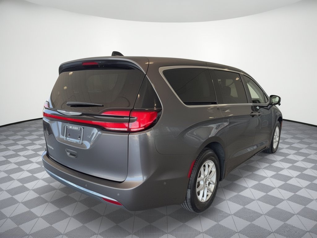 Used 2023 Chrysler Pacifica Touring-L FWD image 9