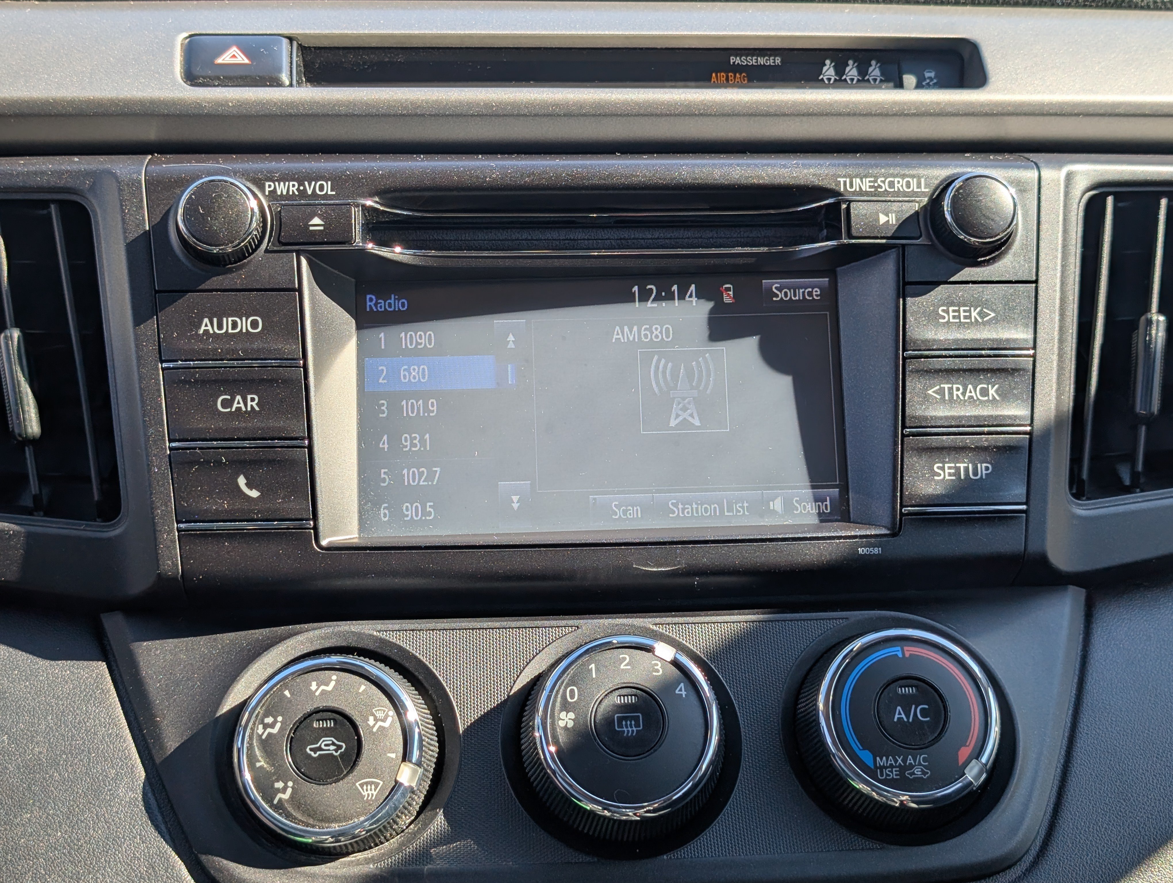 Used 2018 Toyota RAV4 LE w/ All Weather Liner Package AWD/4WD image 23