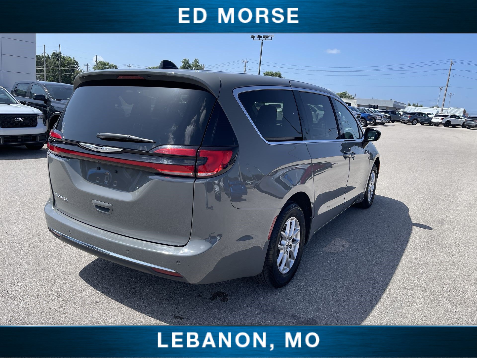 Used 2025 Chrysler Pacifica Select FWD image 8