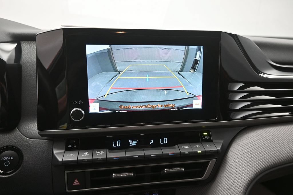 Used 2025 Toyota Camry SE w/ Convenience Package FWD image 4