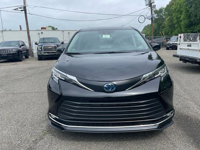 Used 2023 Toyota Sienna XLE image 5