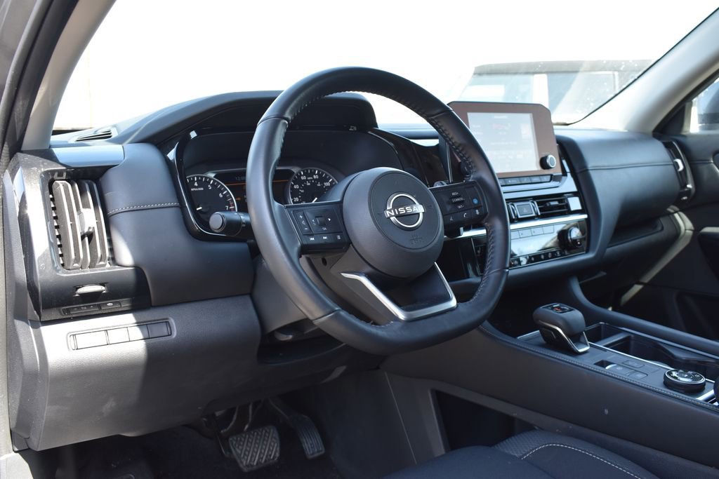 Used 2024 Nissan Pathfinder SV image 11