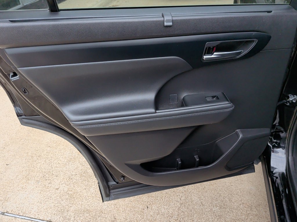 Used 2022 Toyota Highlander XLE FWD image 26