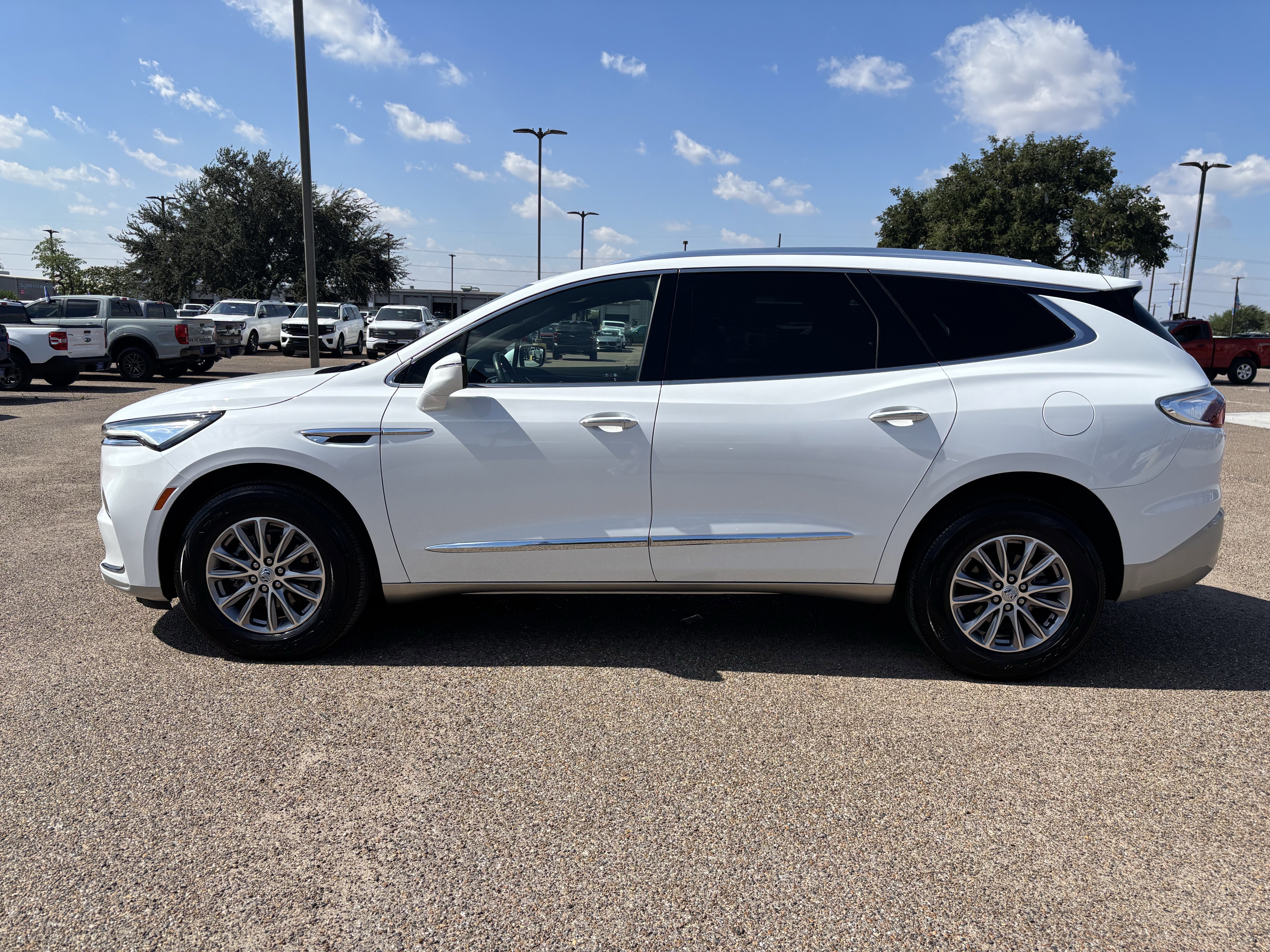 Used 2023 Buick Enclave Essence image 3