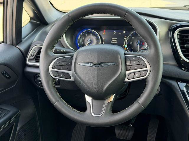 Used 2025 Chrysler Pacifica Select FWD image 13