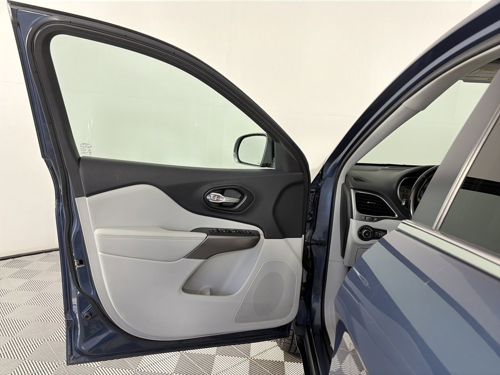 Used 2021 Jeep Cherokee Latitude Lux w/ Comfort/Convenience Group image 10