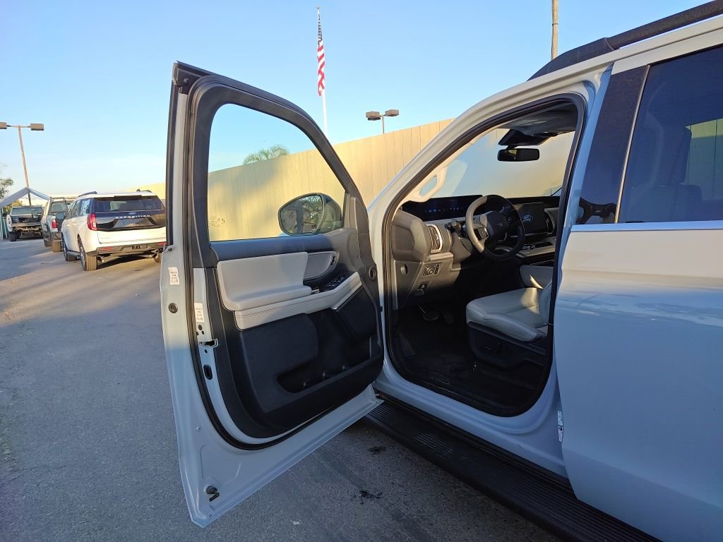 Certified 2025 Ford Expedition Active image 6