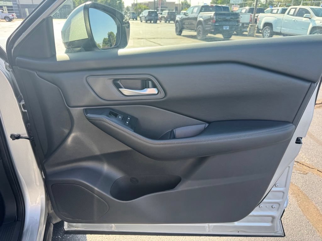 Used 2025 Nissan Rogue SV FWD image 14