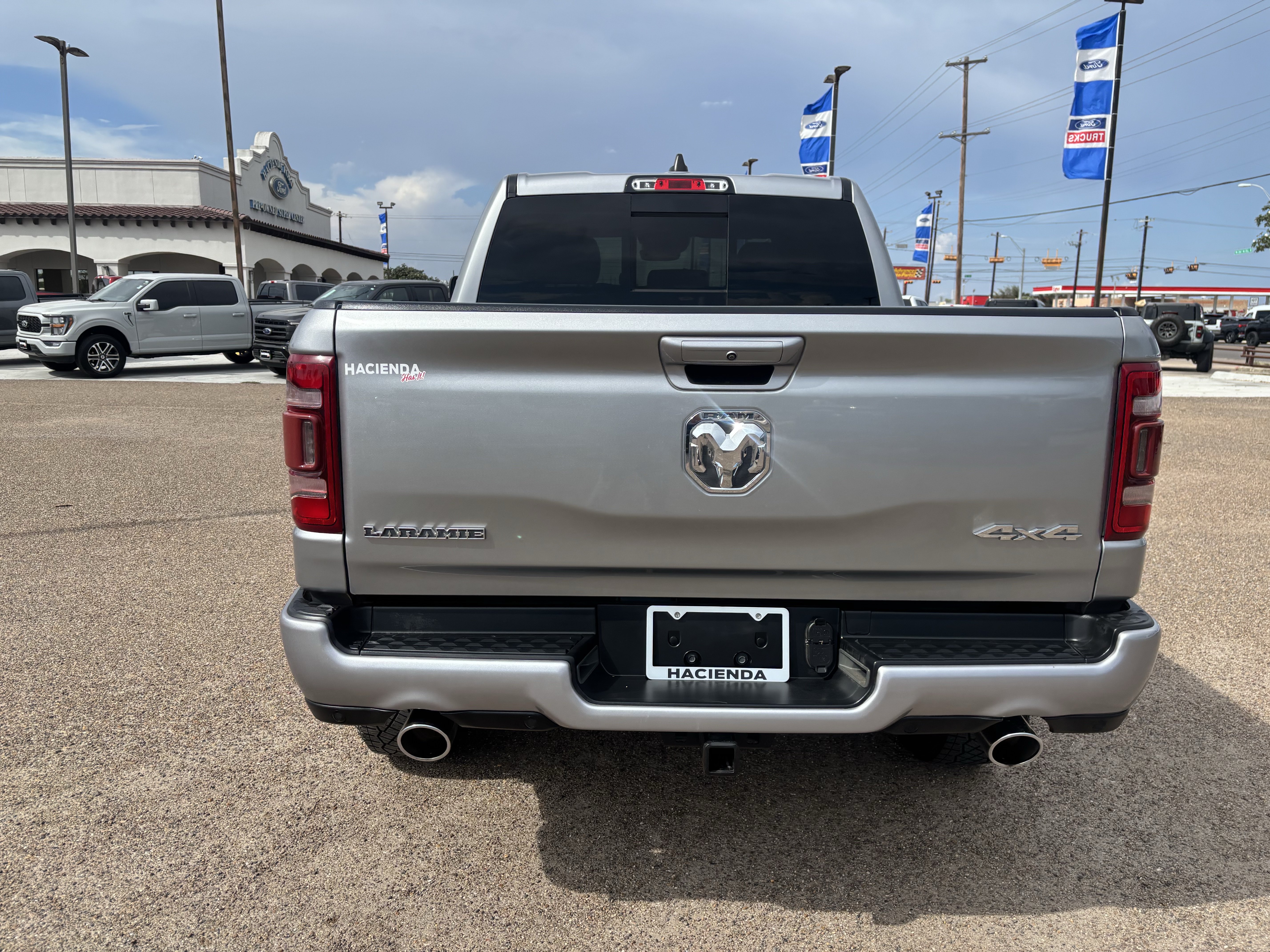 Used 2023 RAM 1500 Laramie AWD/4WD image 3