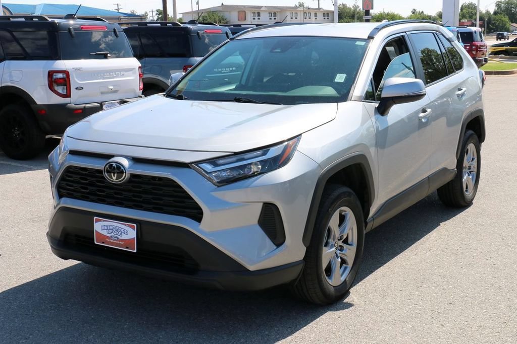 Used 2025 Toyota RAV4 XLE AWD/4WD image 2