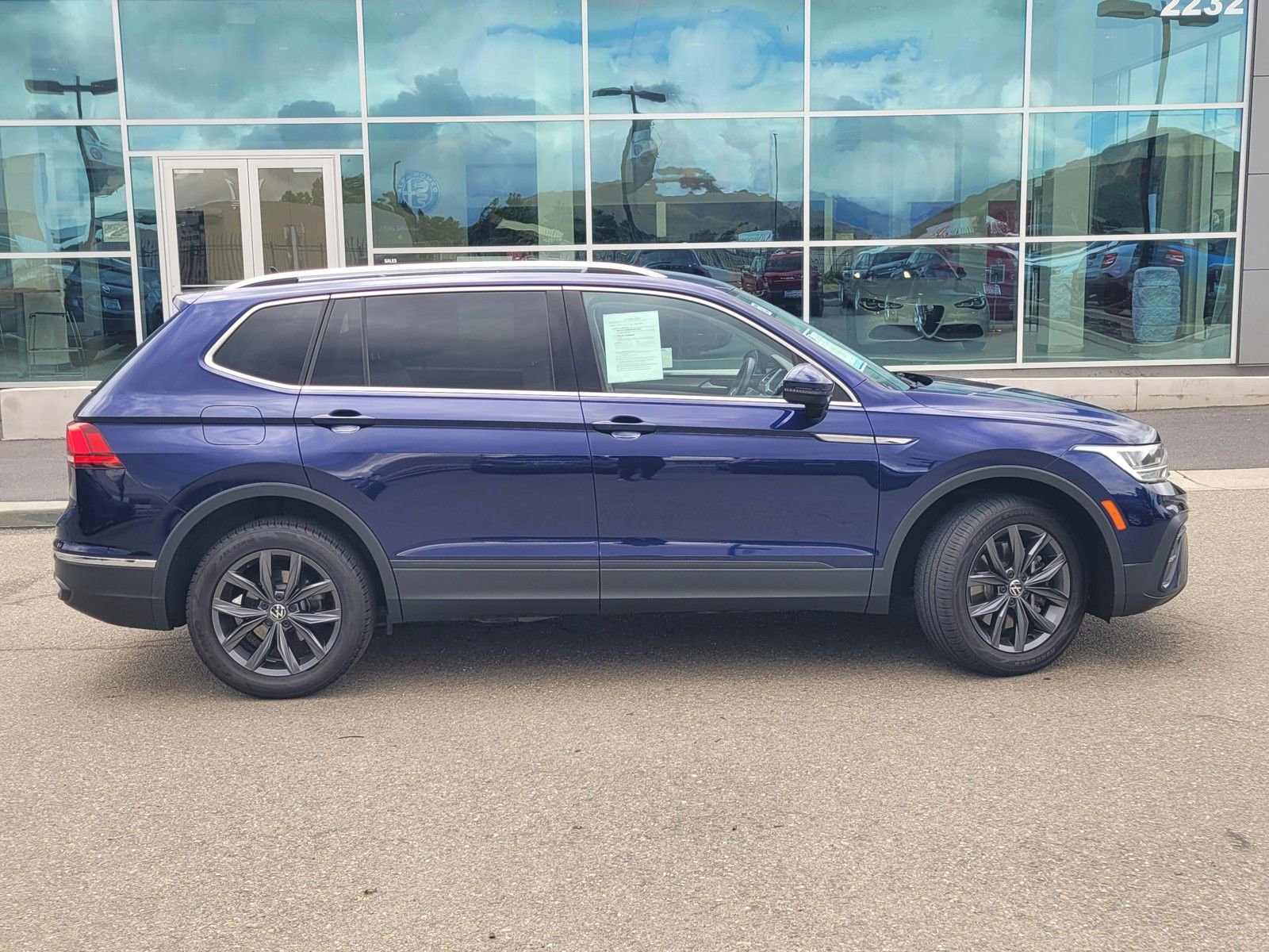 Used 2022 Volkswagen Tiguan SE FWD image 3