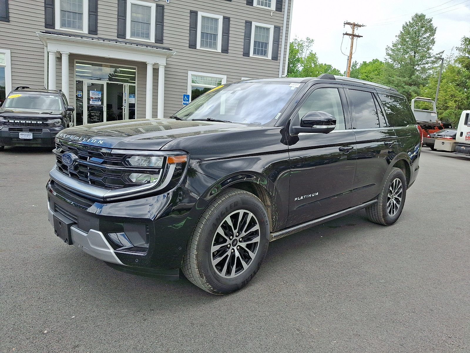 Certified 2025 Ford Expedition Platinum AWD/4WD image 1
