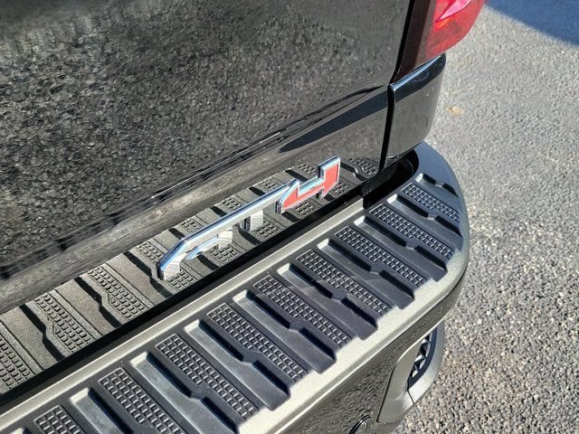 Used 2022 GMC Sierra 2500 AT4 w/ AT4 Premium Plus Package AWD/4WD image 8