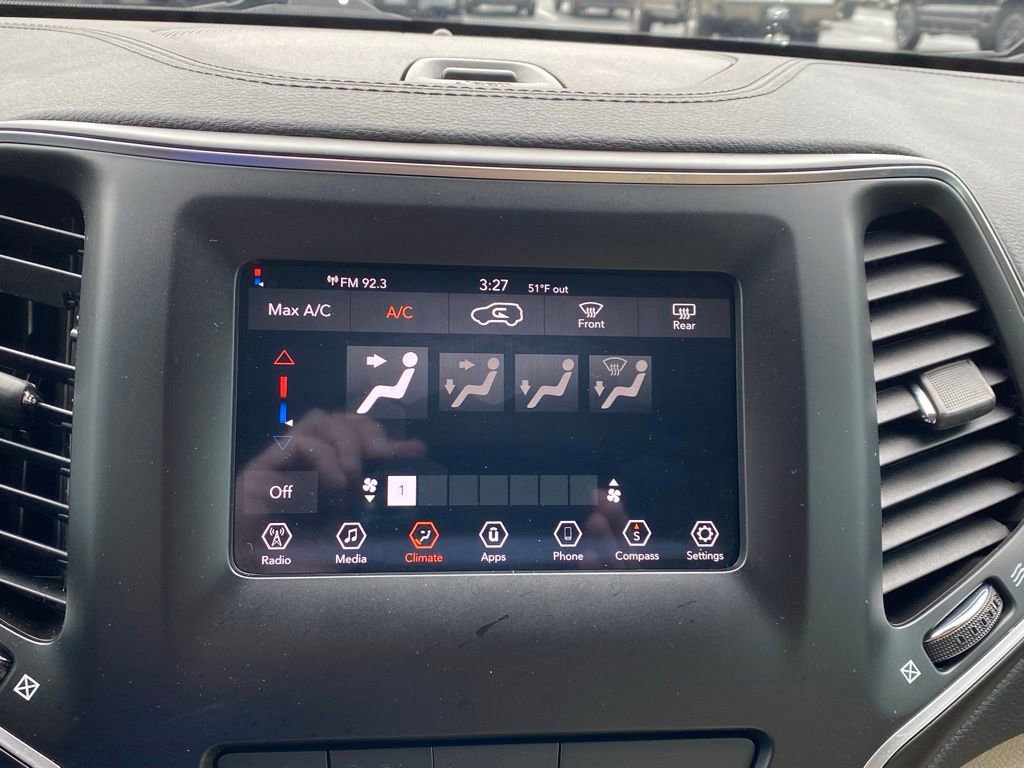 Used 2019 Jeep Cherokee Latitude w/ Popular Appearance Group FWD image 15