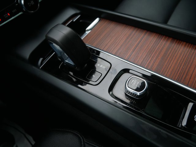 Used 2023 Volvo XC60 B5 Plus image 24