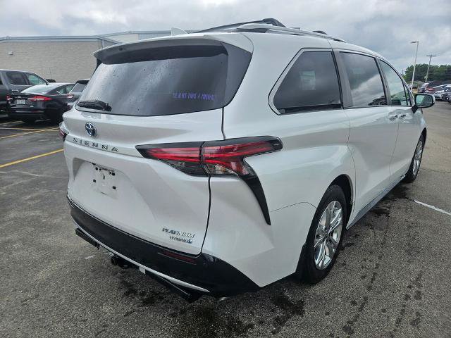 Used 2022 Toyota Sienna Platinum AWD/4WD image 2