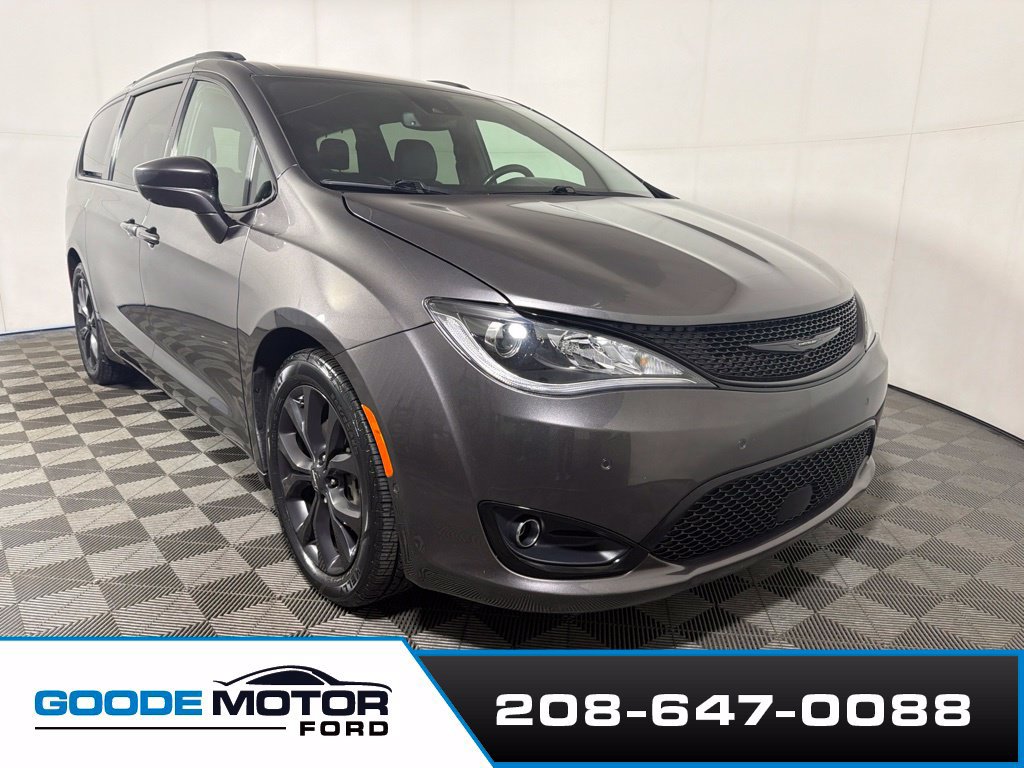 Used 2020 Chrysler Pacifica Touring-L Plus FWD image 2