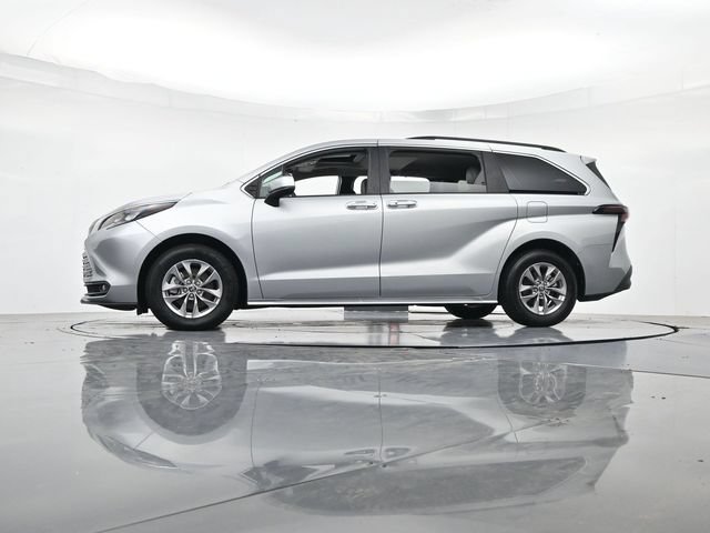 Used 2025 Toyota Sienna XLE FWD image 40