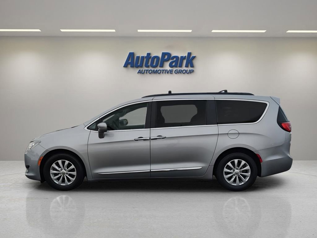Used 2017 Chrysler Pacifica Touring-L image 2