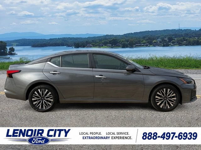 Used 2024 Nissan Altima 2.5 SV FWD image 2