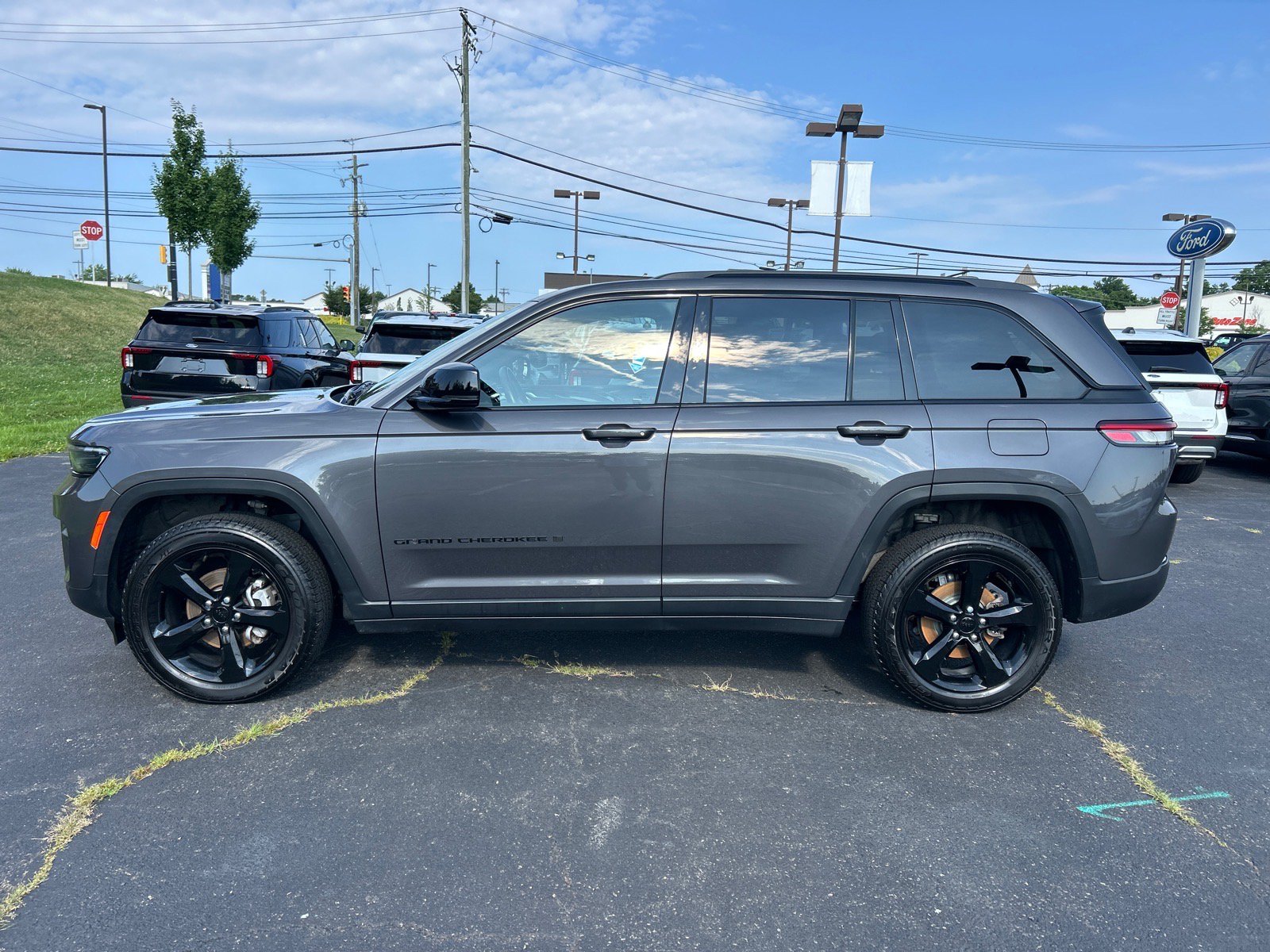 Used 2022 Jeep Grand Cherokee Altitude AWD/4WD image 4