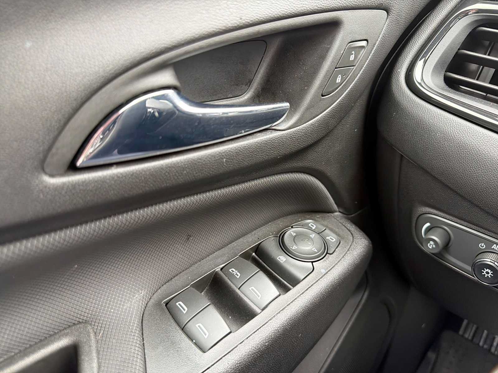 Used 2023 Chevrolet Equinox RS w/ LPO, Floor Liner Package AWD/4WD image 17