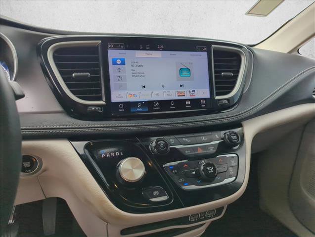 Used 2023 Chrysler Pacifica Touring-L FWD image 13