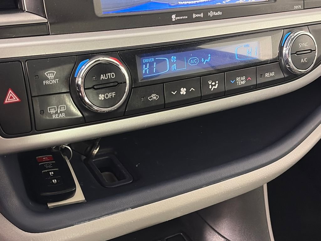 Used 2017 Toyota Highlander XLE w/ Carpet Mat Package AWD/4WD image 21