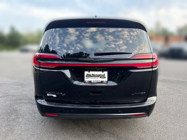 Used 2025 Chrysler Pacifica Limited FWD image 7