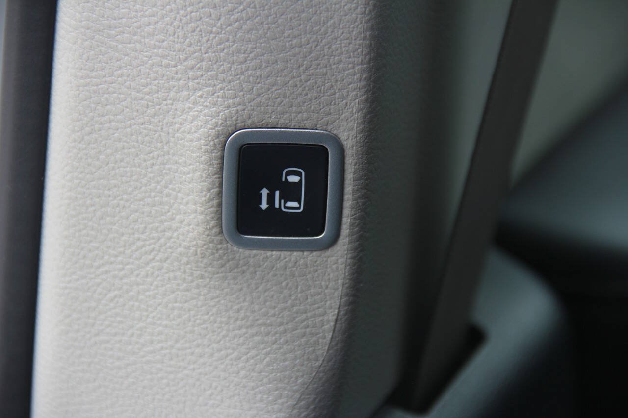 Used 2024 Chrysler Pacifica Touring-L FWD image 16