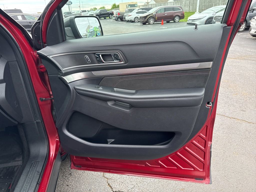 Certified 2019 Ford Explorer XLT w/ Equipment Group 202A AWD/4WD image 32