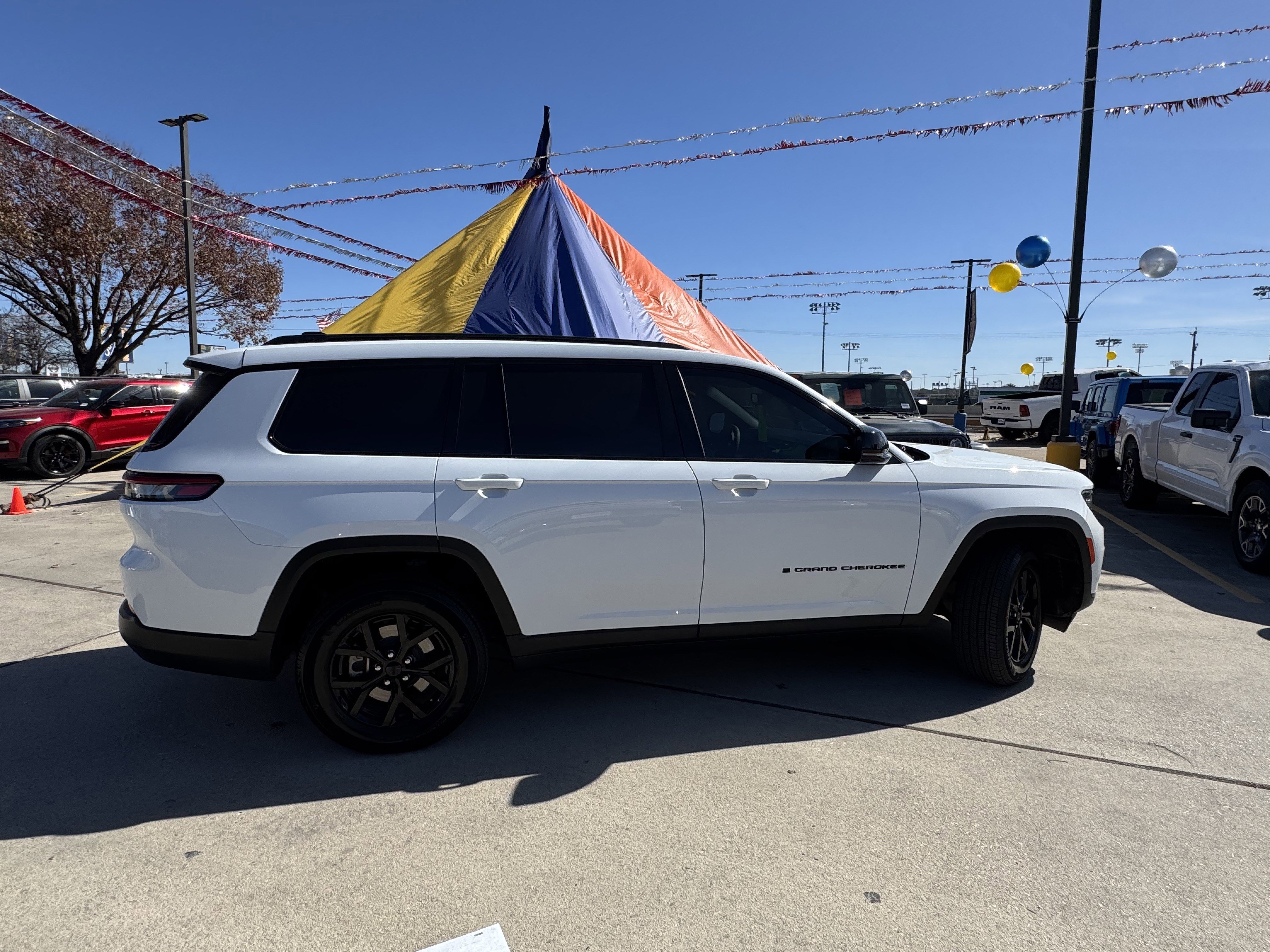 Used 2025 Jeep Grand Cherokee L Laredo image 3