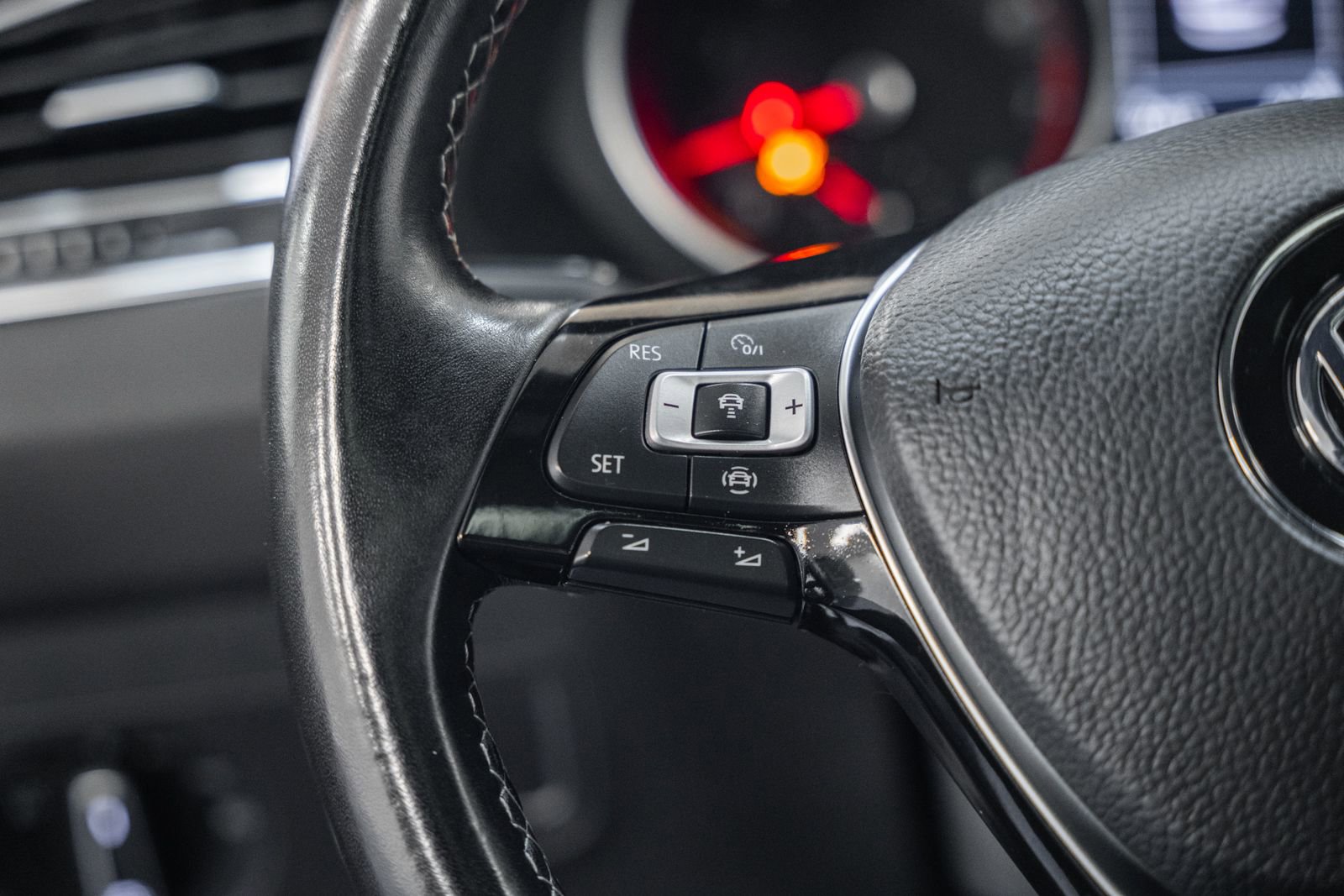 Used 2021 Volkswagen Tiguan SE R-Line image 31