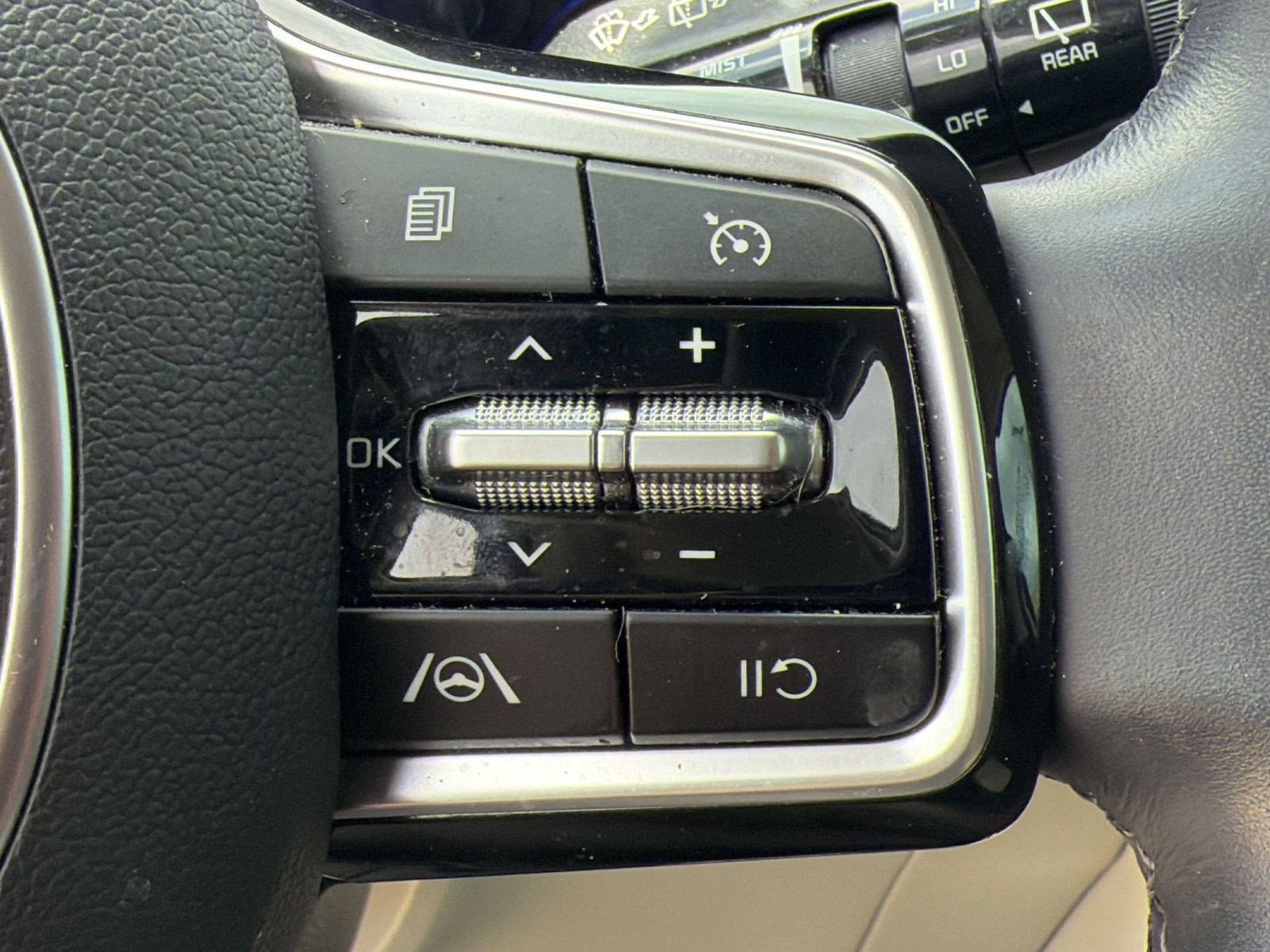 Used 2023 Kia Carnival LX FWD image 22