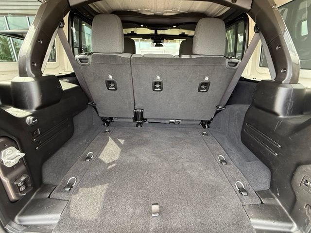 Used 2025 Jeep Wrangler Unlimited Rubicon AWD/4WD image 15