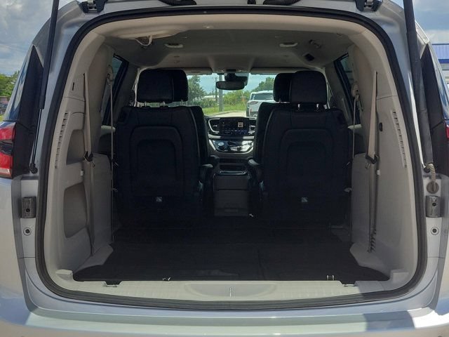 Used 2022 Chrysler Pacifica Touring-L AWD/4WD image 12