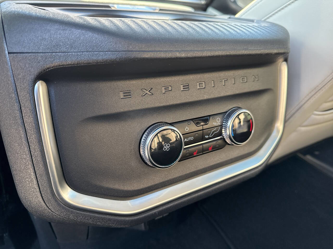 Certified 2025 Ford Expedition Max Platinum image 29