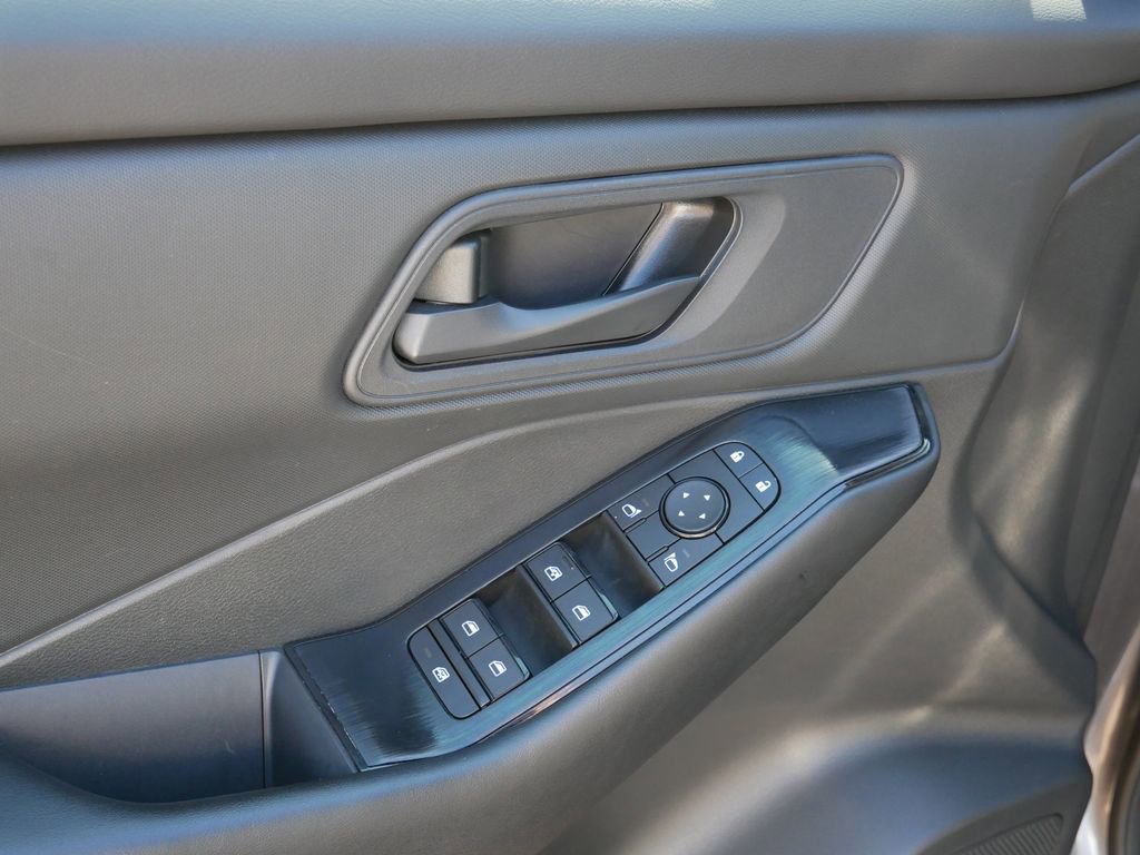 Used 2024 Nissan Rogue S image 15